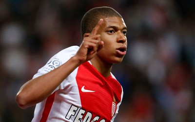 球探电竞热评-佩德里被犯规后迅速投入比赛