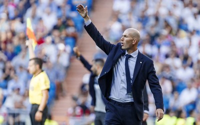 球探电竞独家-克瓦拉茨赫利亚赛后与球迷击掌